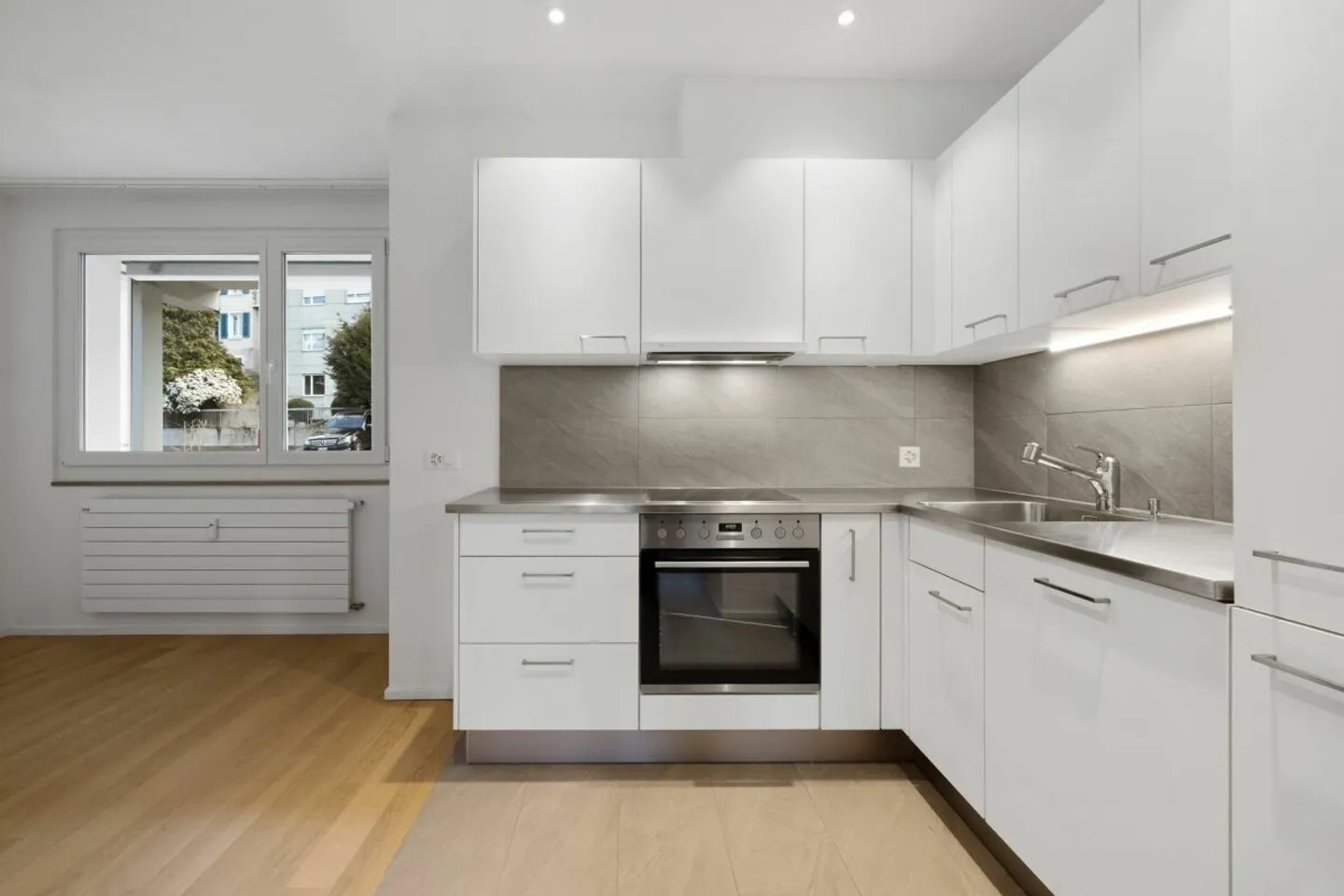 Modern 2 1/2-room apartment in a core-renovated multi-family house near Kronenplatz - Photo 8 of 9