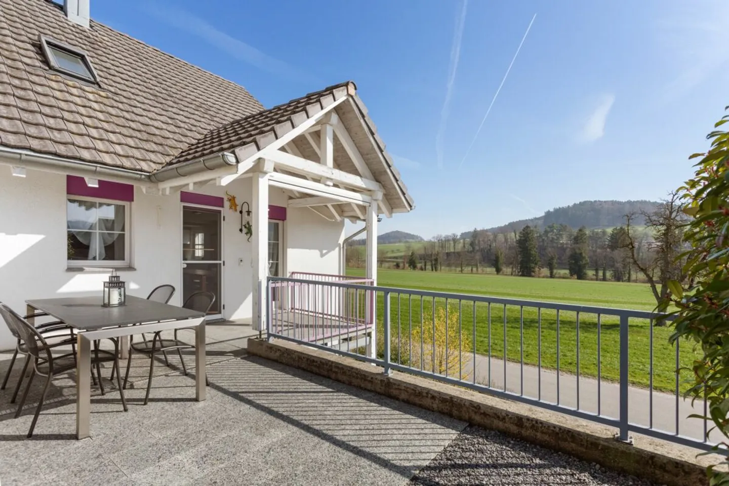 Well-maintained end-of-terrace house with a view of greenery - Photo 1 of 13