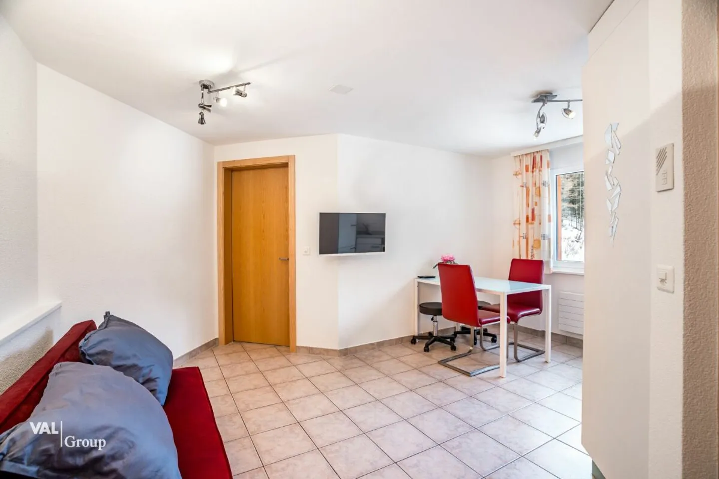 Bright apartment with mountain panorama and charm - Photo 3 of 13