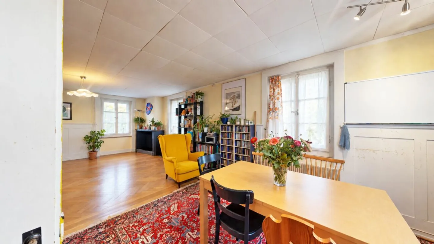 Charming Family Home with Garden - Photo 4 of 11