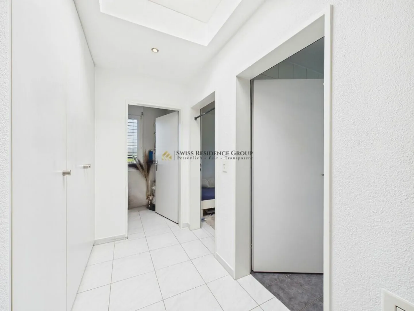 Bright penthouse apartment with a beautiful view of mountains and lake - Photo 12 of 13