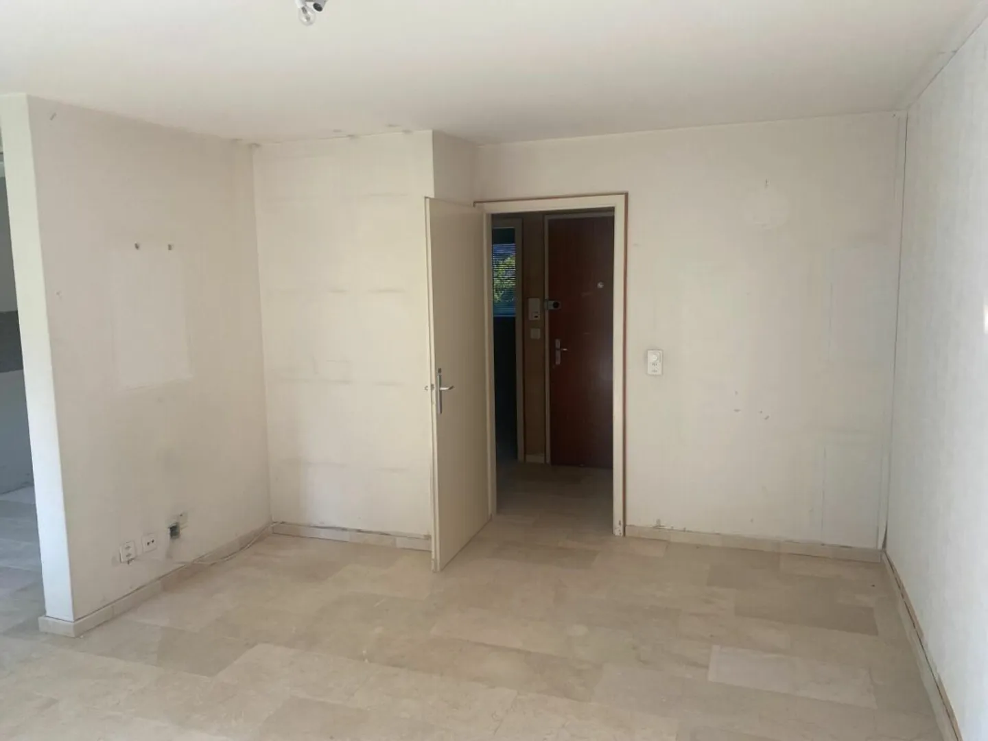Barrier-free living with potential: 2-room apartment with terrace & underground parking in prime location of Allschwil - Photo 4 of 5