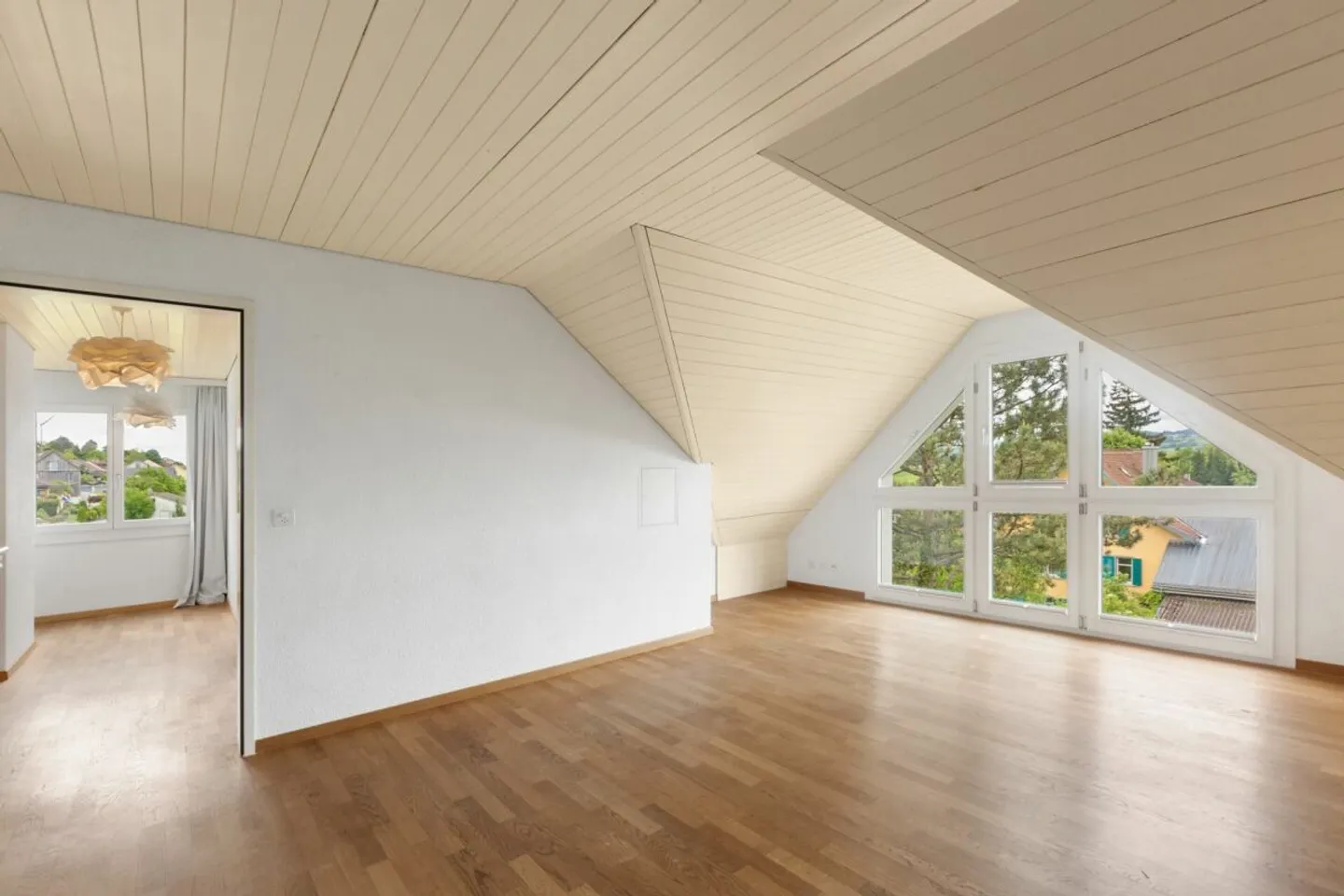 6.5-Room House with Plenty of Surroundings and Privacy - Photo 6 of 13