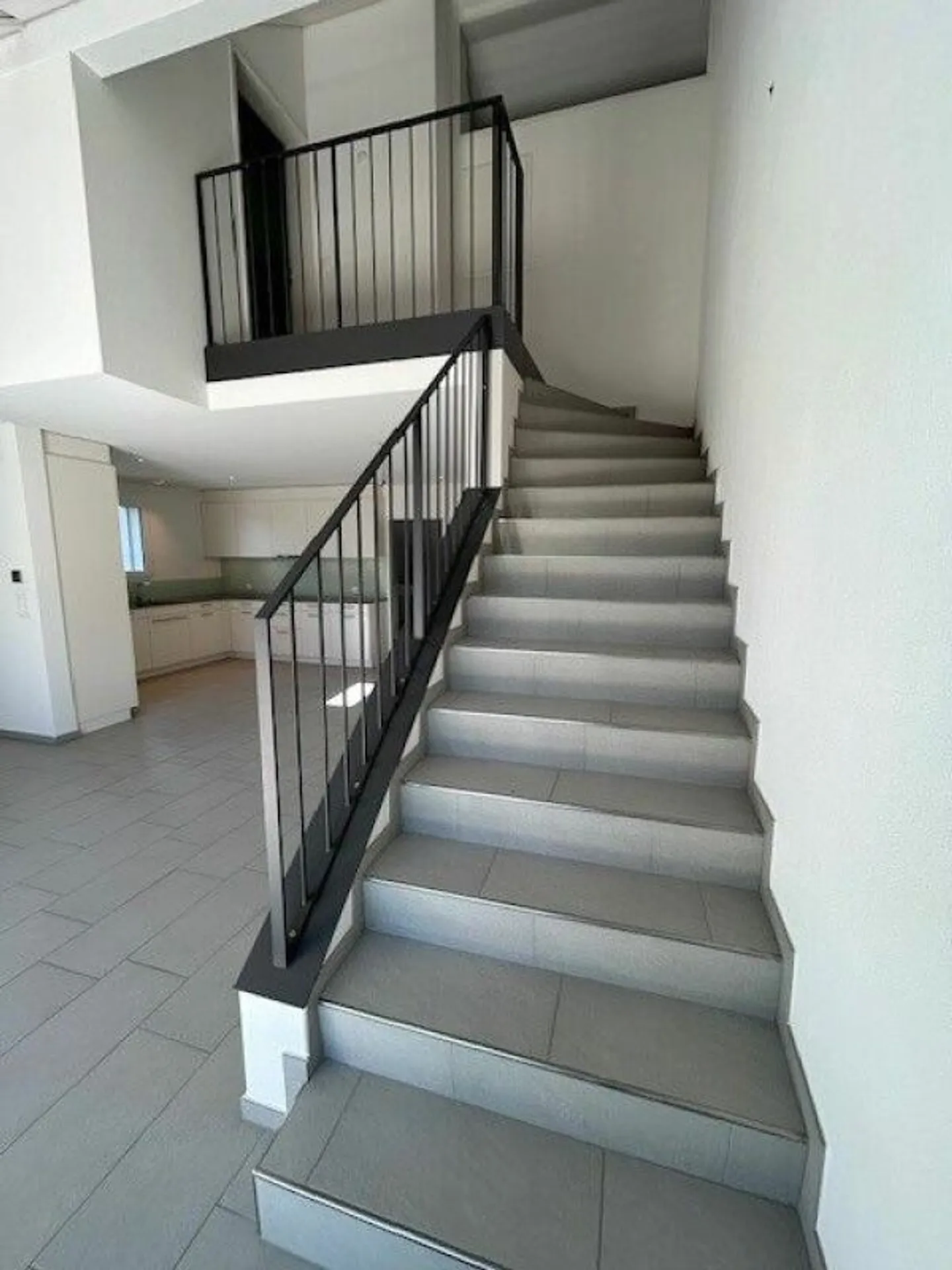 Appartement en duplex moderne de 4,5 pièces avec galerie, deux salles de bains et balcon ensoleillé - Photo 6 sur 11