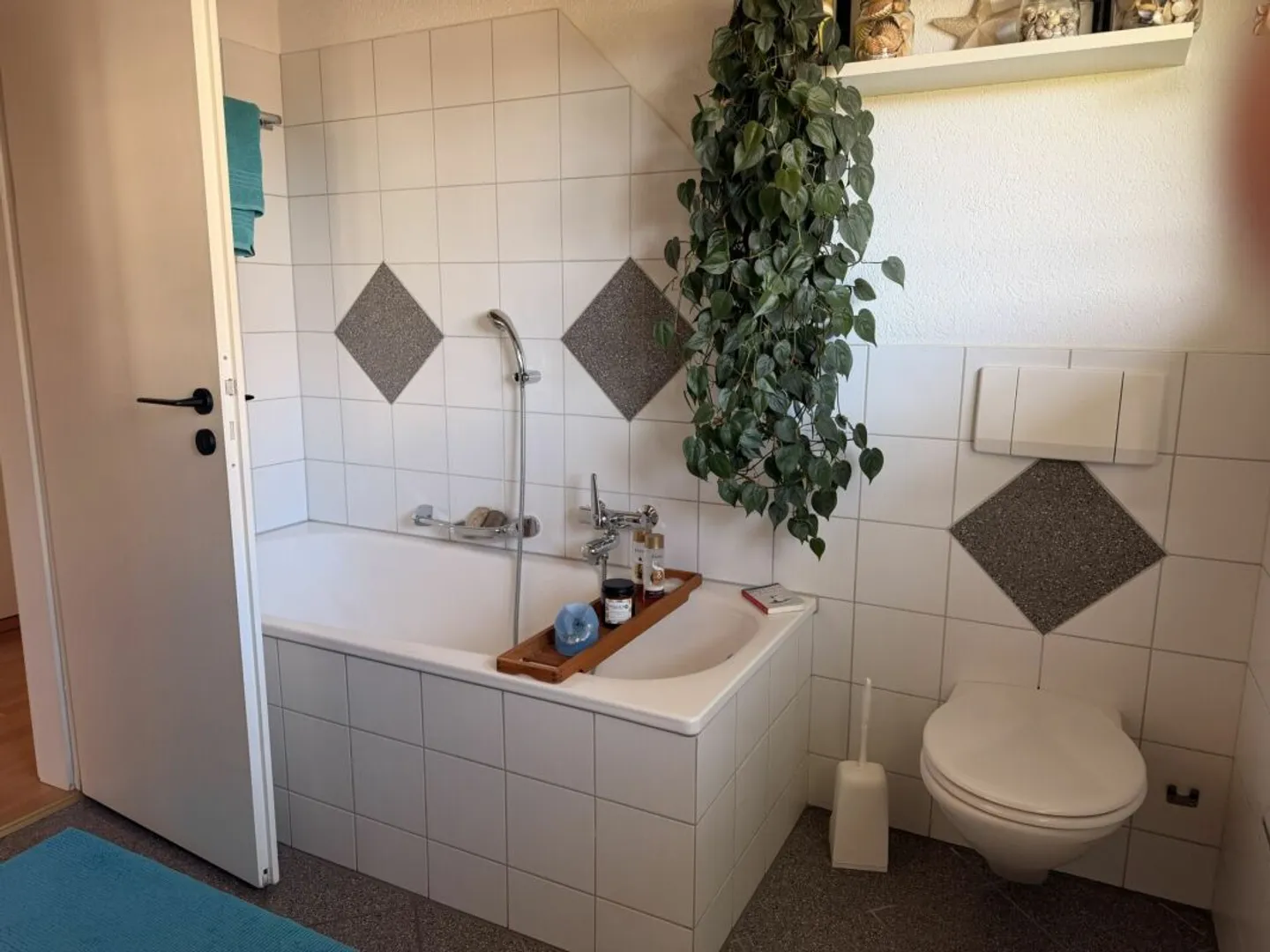 grosszügige 3.5 Zimmer-Dachwohnung an idyllischer Lage im Grünen - Foto 7 von 13