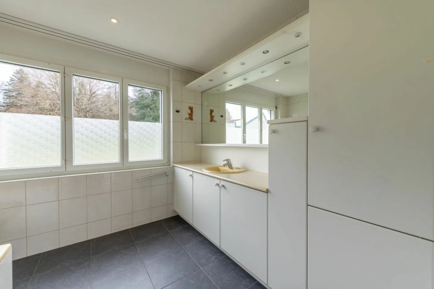 Appartement lumineux de 5,5 pièces avec terrasse et paradis vert privé - Photo 12 sur 13