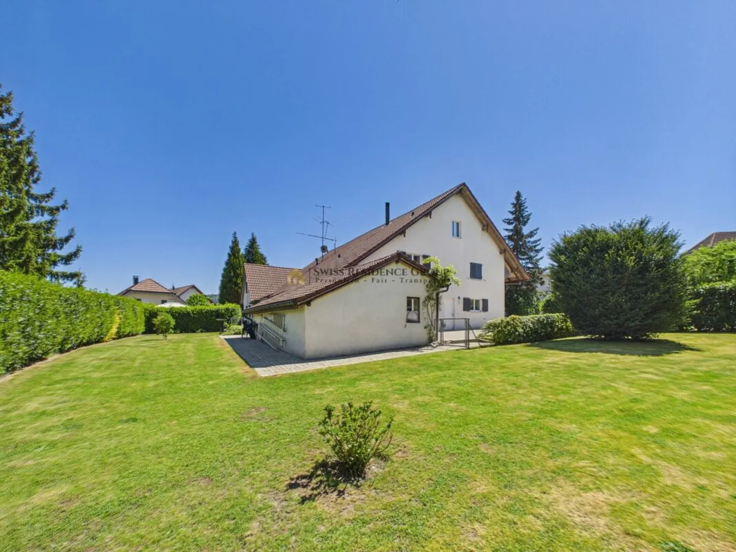 High-level family living with a large garden - Photo 1 of 13
