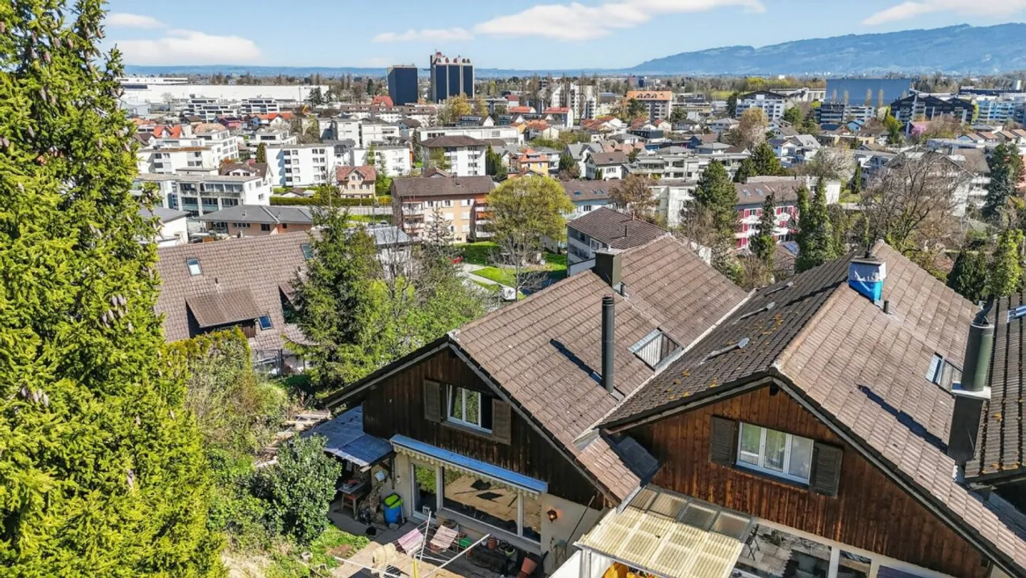 Eckreihenhaus mit unverbaubarer Aussicht, grosszügigem Balkon, erhöhter Lage und viel Privatsphäre - Photo 3 sur 13