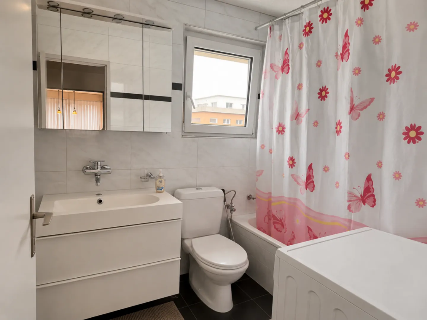 Bright 4.5 Room Apartment in a Family-Friendly Neighborhood - Photo 13 of 13