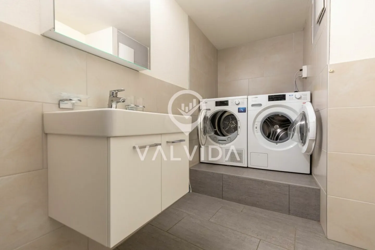 Exclusive: Completely renovated house with two apartments in the municipality of Varen - Photo 7 of 13