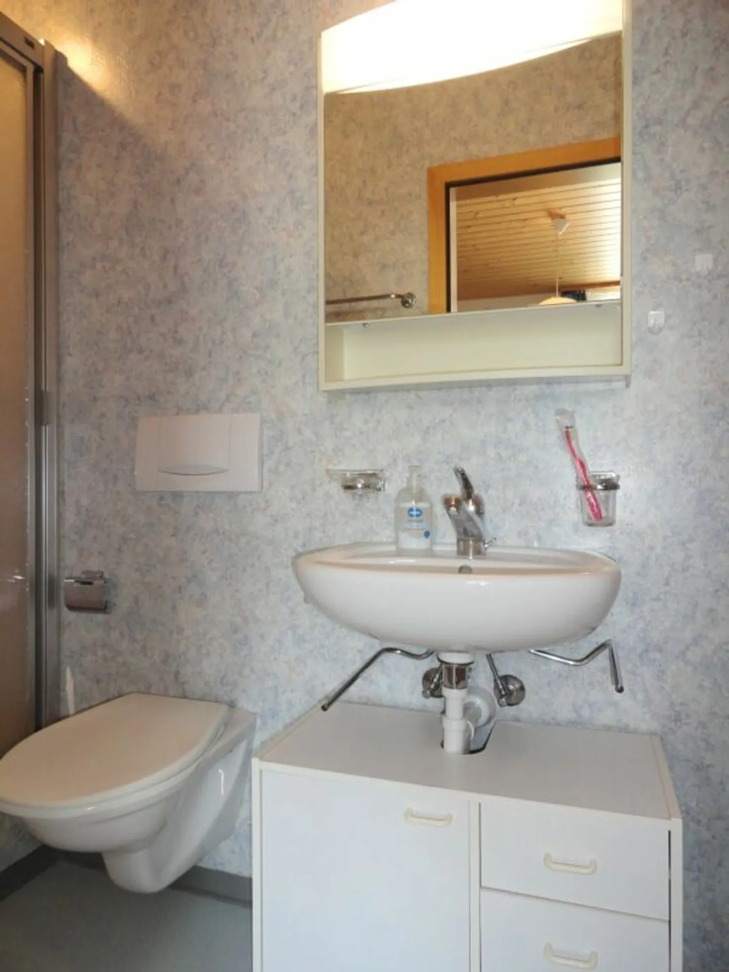 Chambre meublée au cœur de Madiswil - Photo 3 sur 4