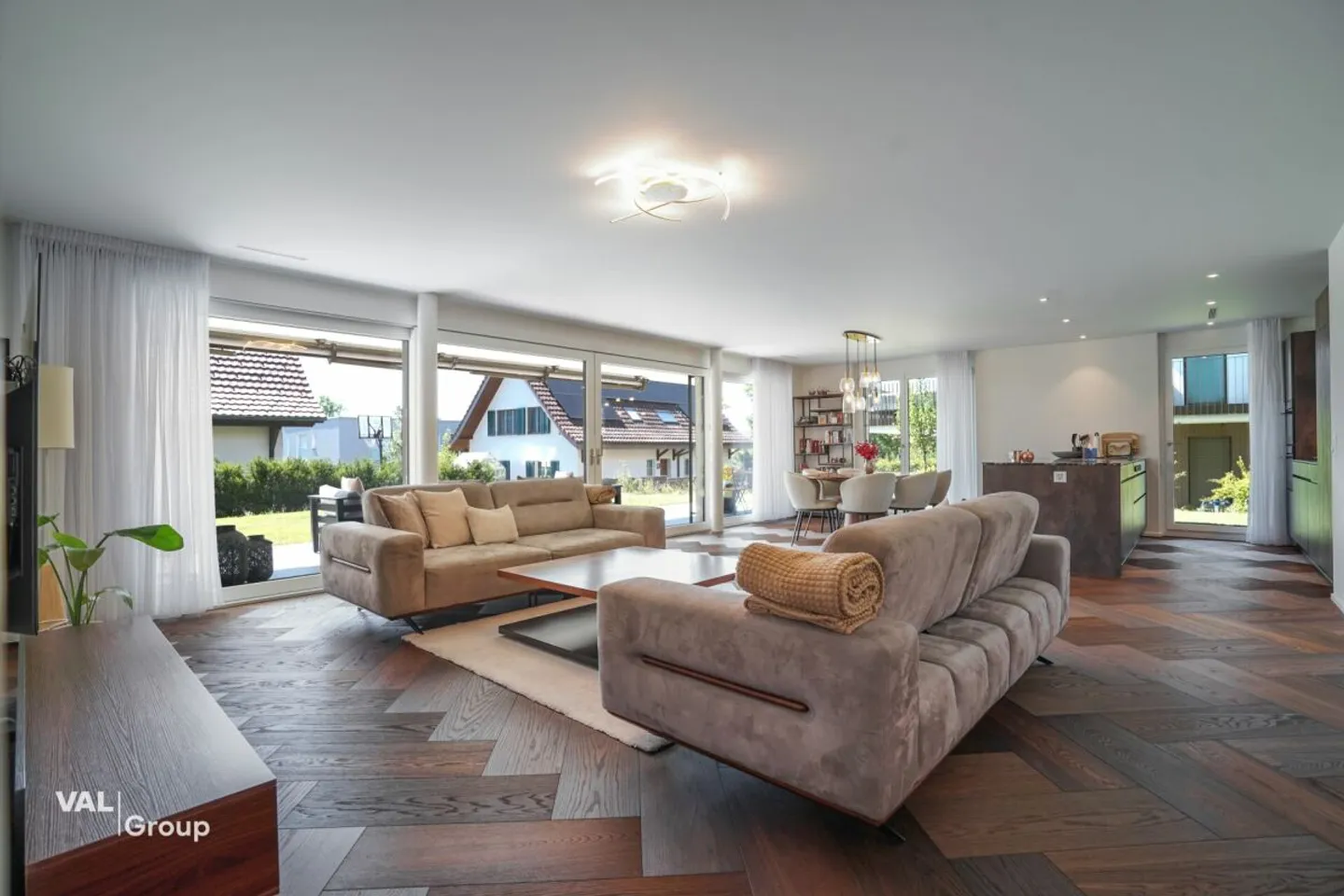 High-quality 5.5-room garden apartment with generous outdoor space in Winkel ZH - Photo 1 of 13