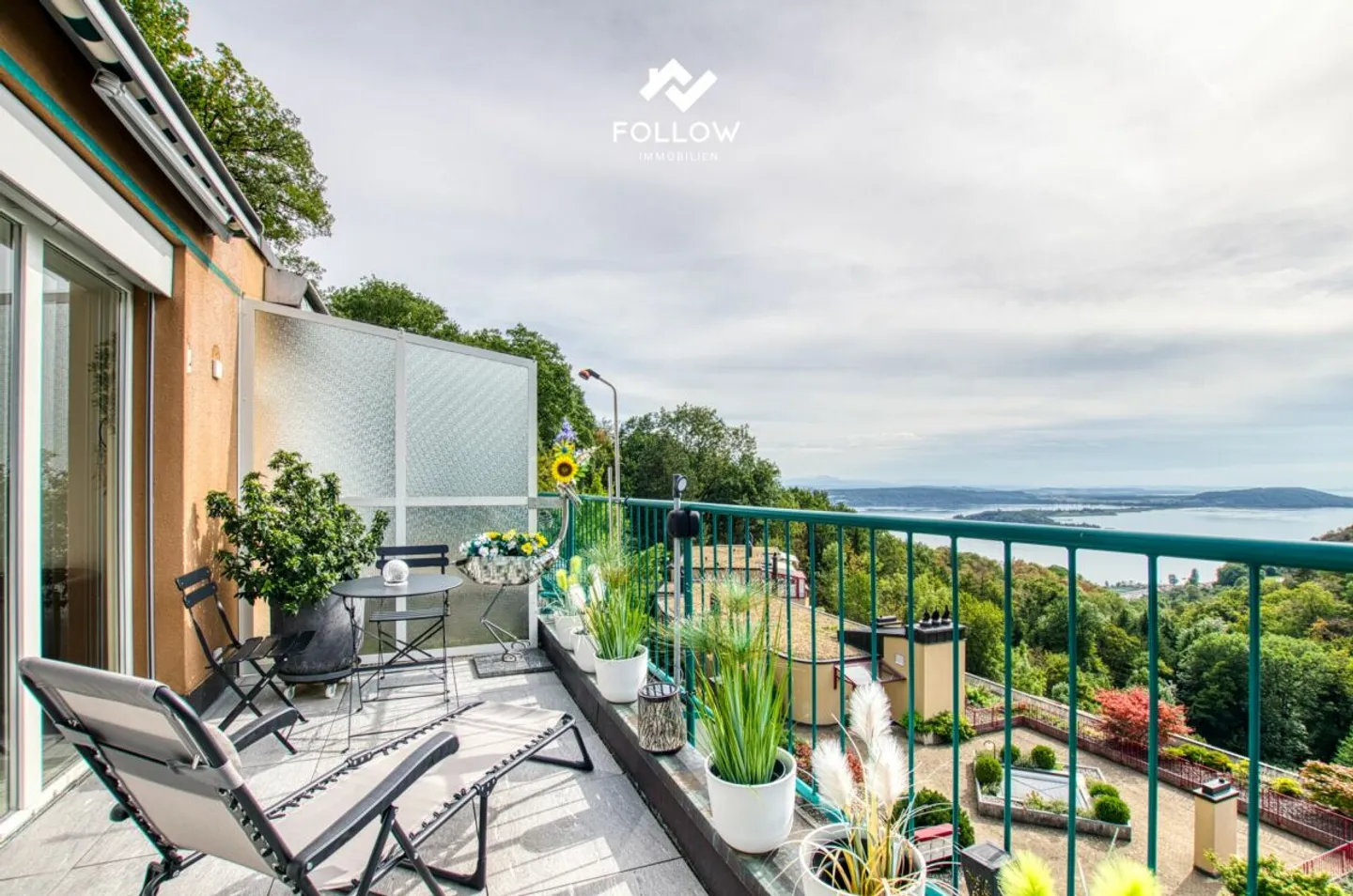 Vue panoramique sur le lac de Bienne: Appartement de rêve penthouse modernisé à Twann - Photo 2 sur 13