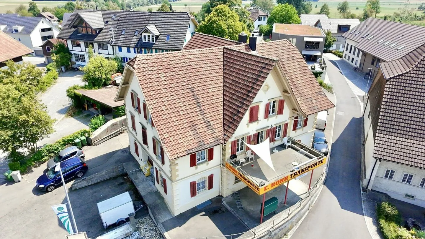 Yield property with 20 rooms and historical charm in Bünzen! - Photo 1 of 13