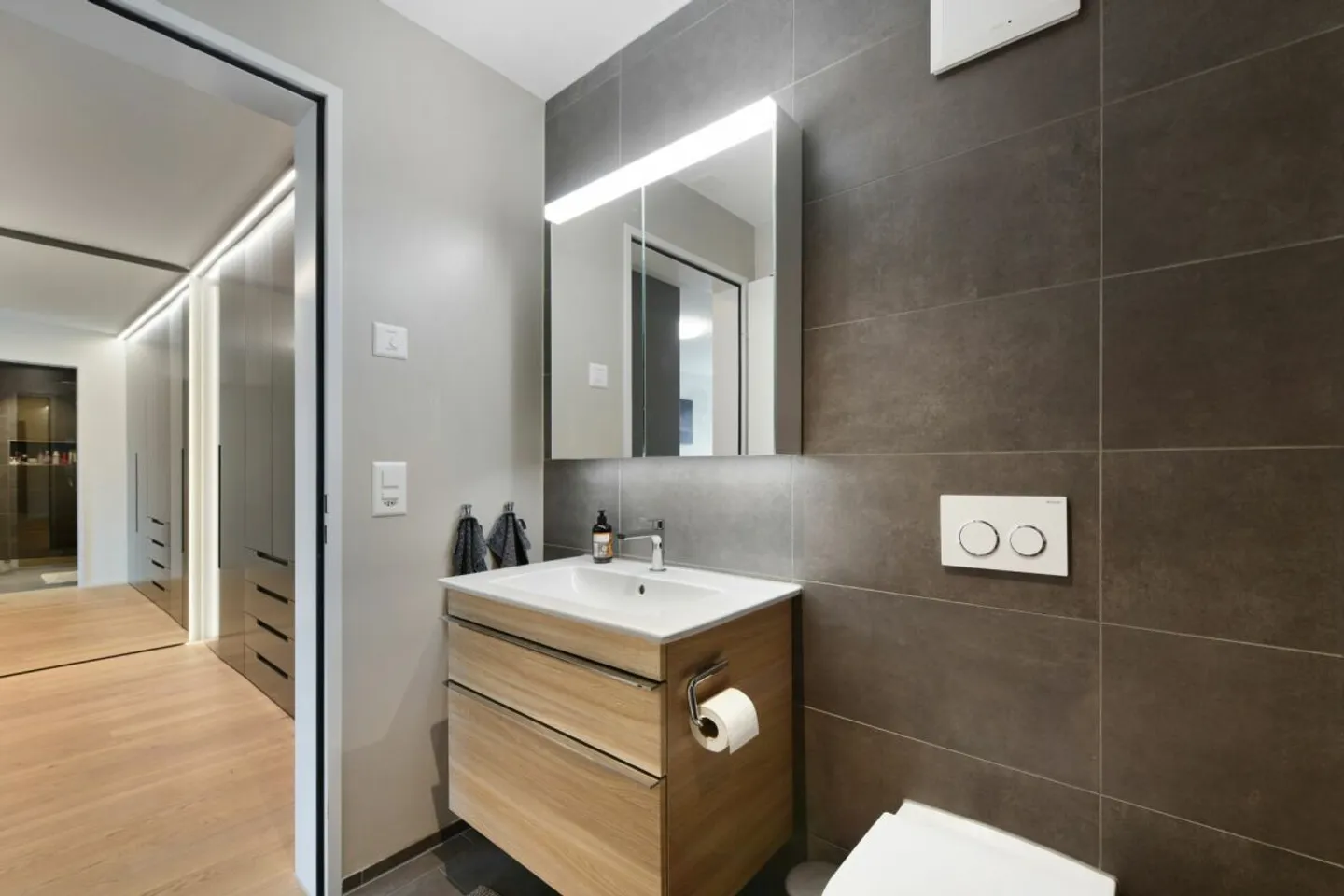 Exklusive 3.5-Zimmer-Gartenwohnung mit hochwertigem Ausbau und grosszügiger Aussenfläche - Foto 11 di 13