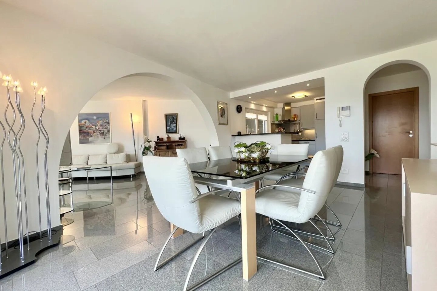 POSIZIONE TOP con vista lago a 180° - Appartamento esclusivo con area ospiti separata e piscina comune - Foto 8 di 13