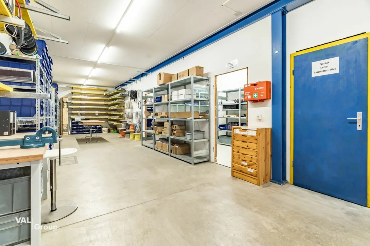 Versatile commercial premises with storage and office - ideal for SMEs or service providers - Photo 10 of 13