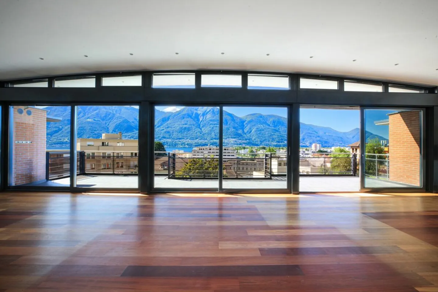 MURALTO - Ampio attico con vista sul Lago Maggiore - Foto 1 di 13