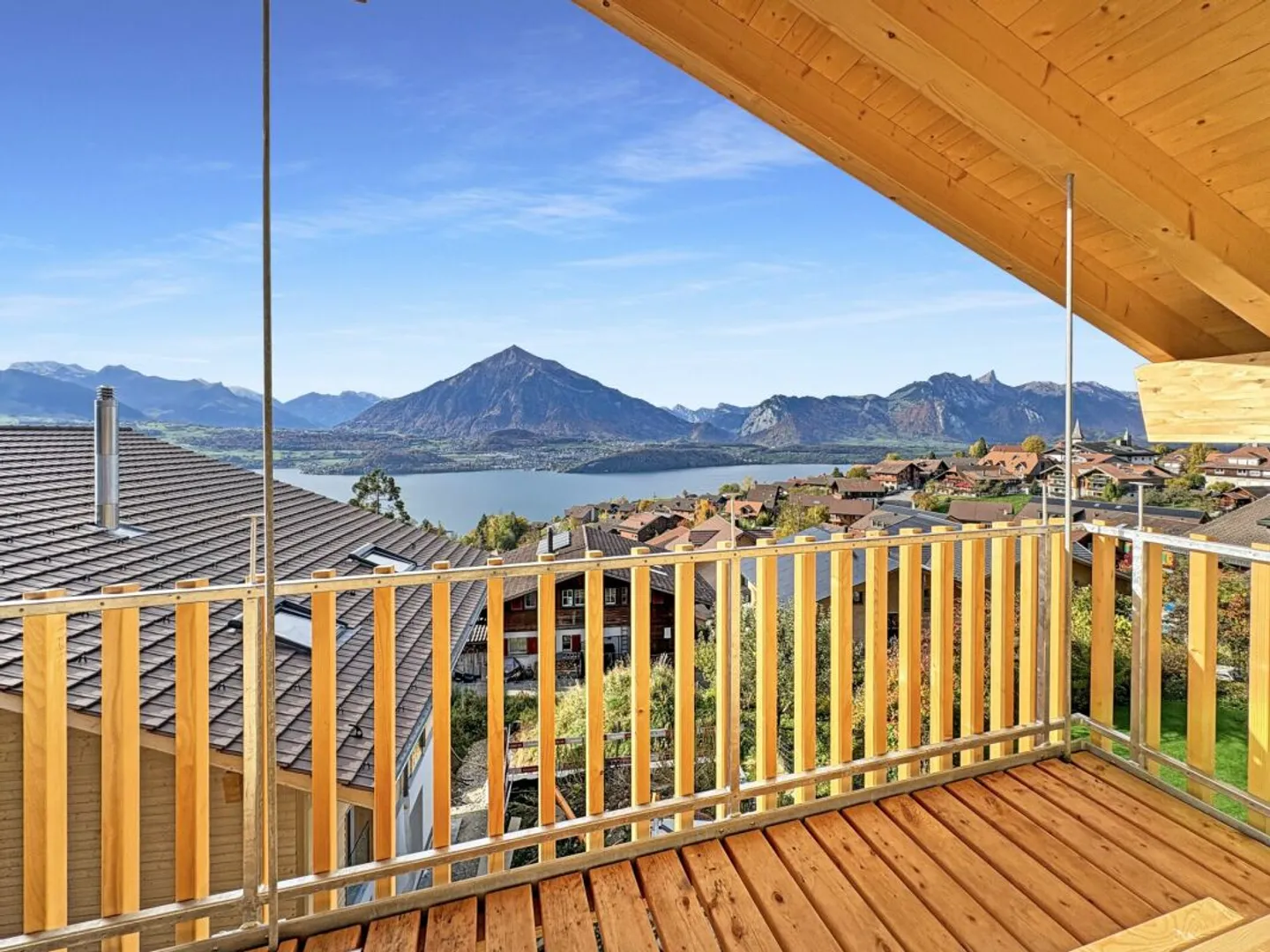 Nouvelle construction dans le style chalet, indépendante, moderne et avec une vue attrayante sur le lac de Thun en direction de Niesen et Thun - Photo 2 sur 13