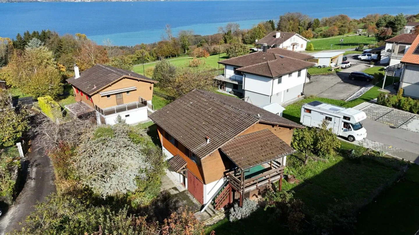 CHARMANTES EINFAMILIENCHALET MIT SEEBLICK! - Foto 2 von 13