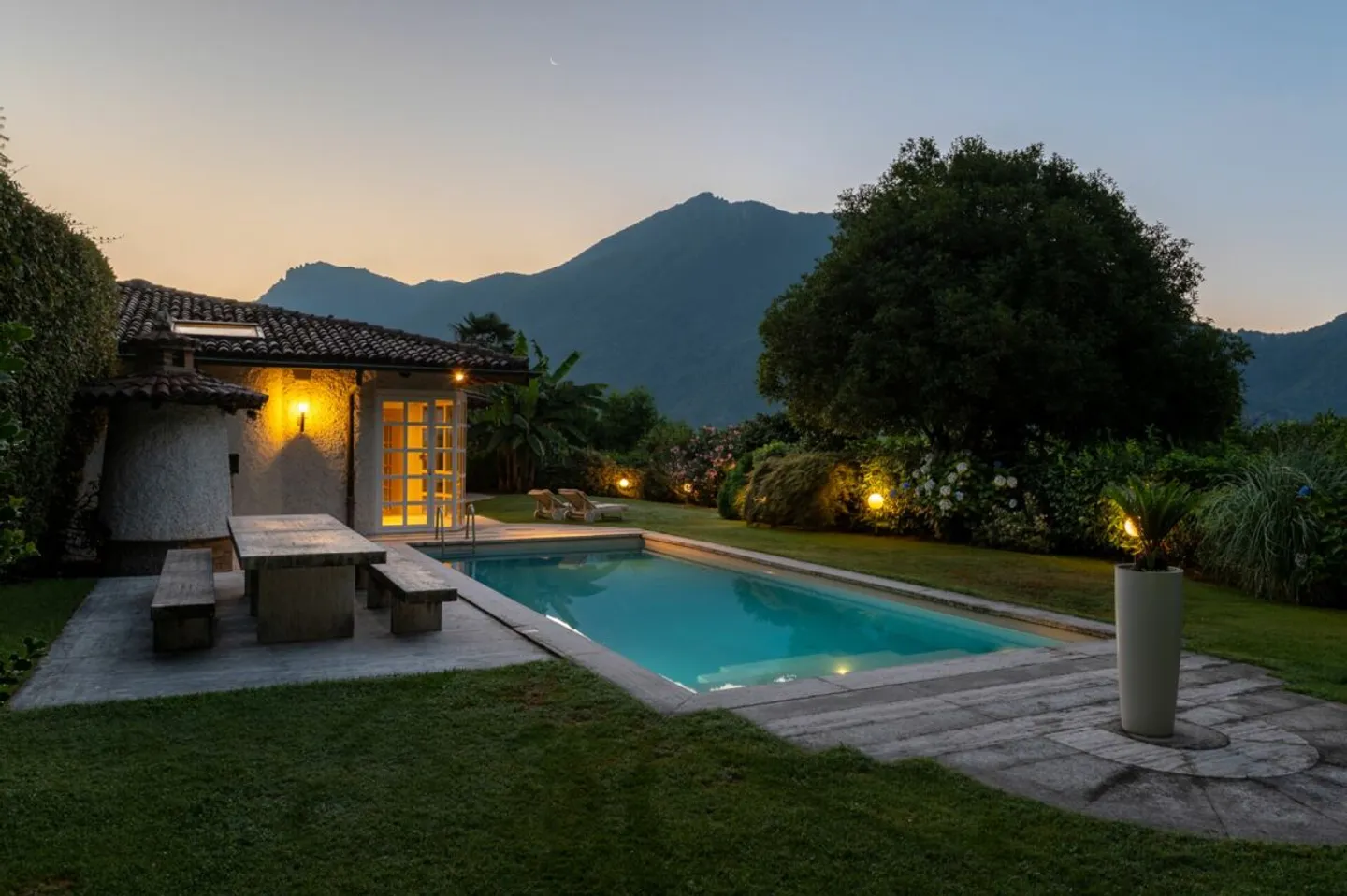 Elegante ed esclusiva villa con Ampio Giardino, Piscina e Privacy Assoluta - Photo 3 sur 13