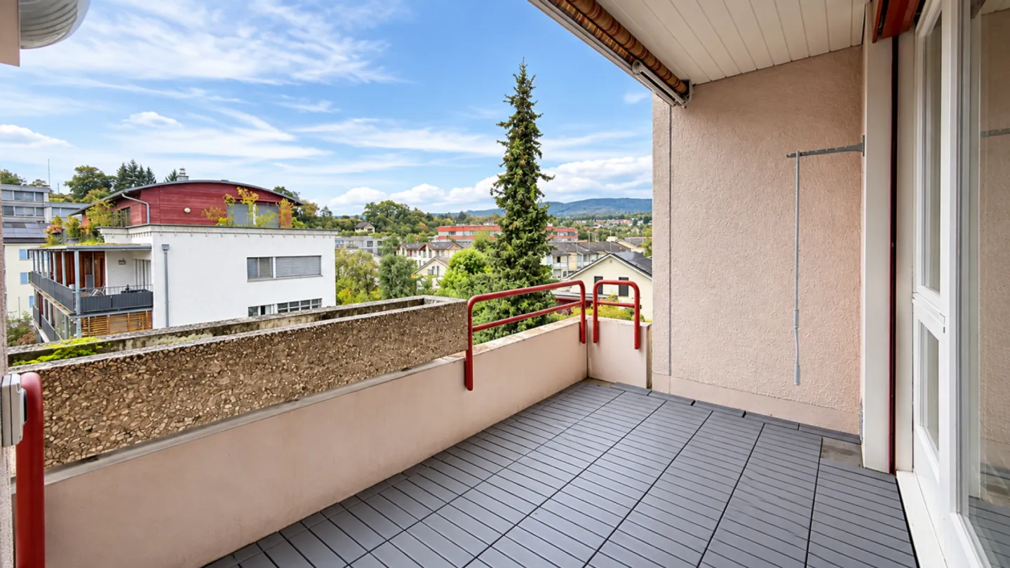 Spacieux appartement mansardé de 4.5 pièces avec cheminée & 2 balcons - Photo 10 sur 10