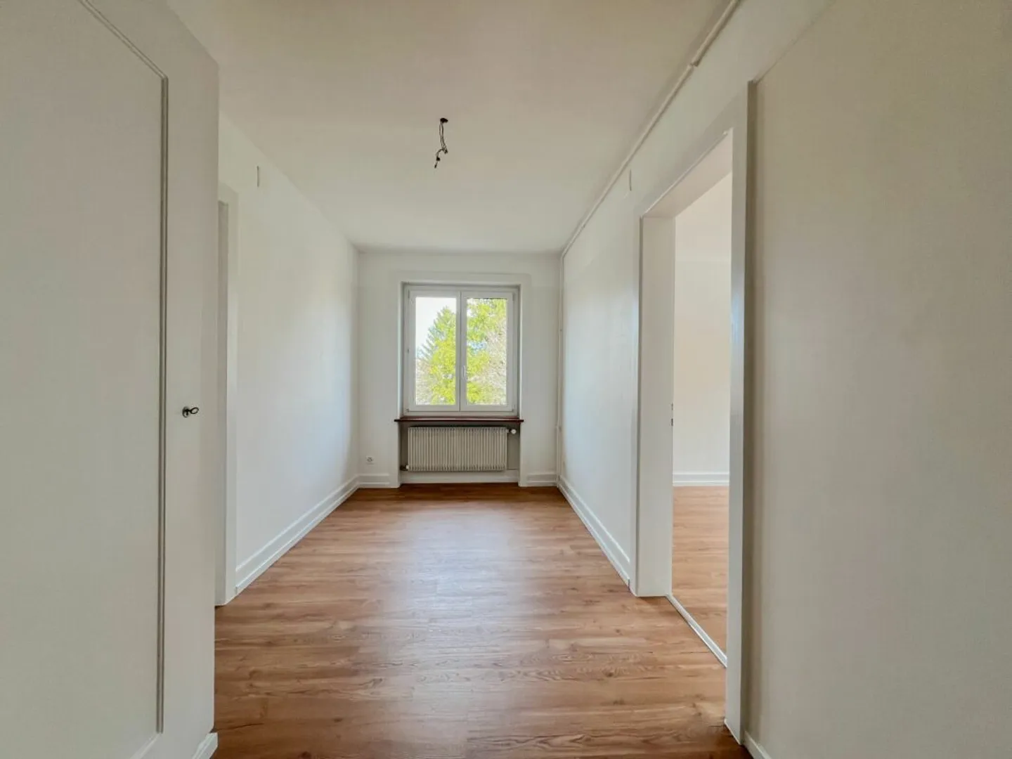 Fully renovated 2.5 room apartment - Photo 3 of 9