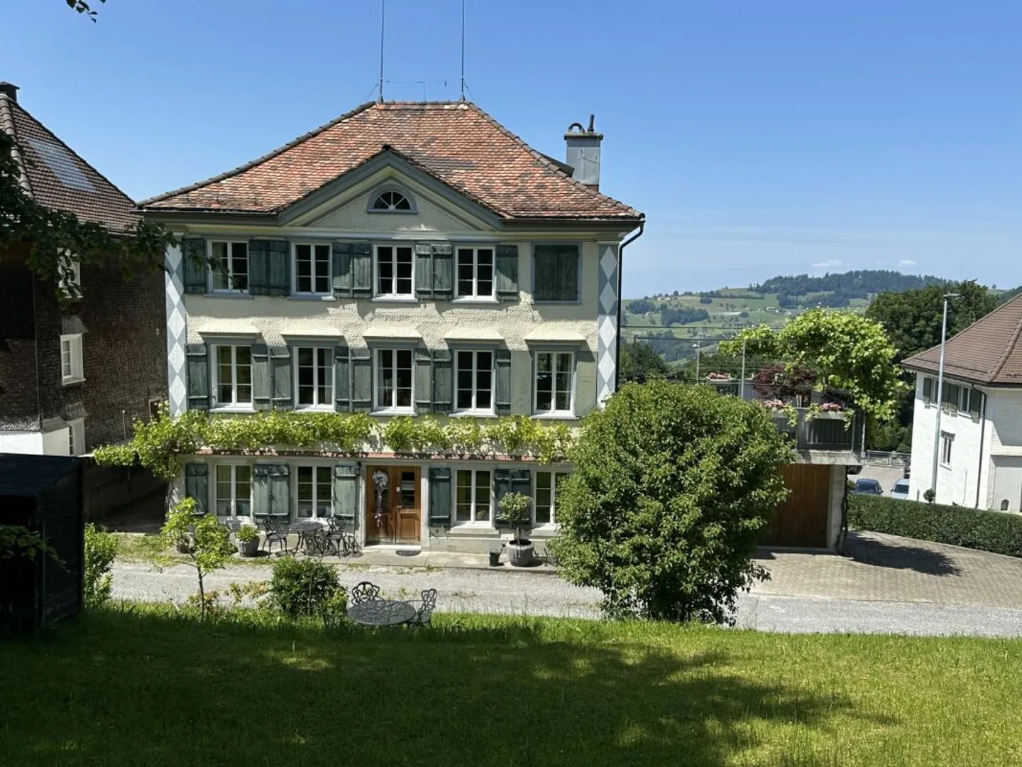 Grande casa con appartamento separato in vendita - Foto 1 di 9