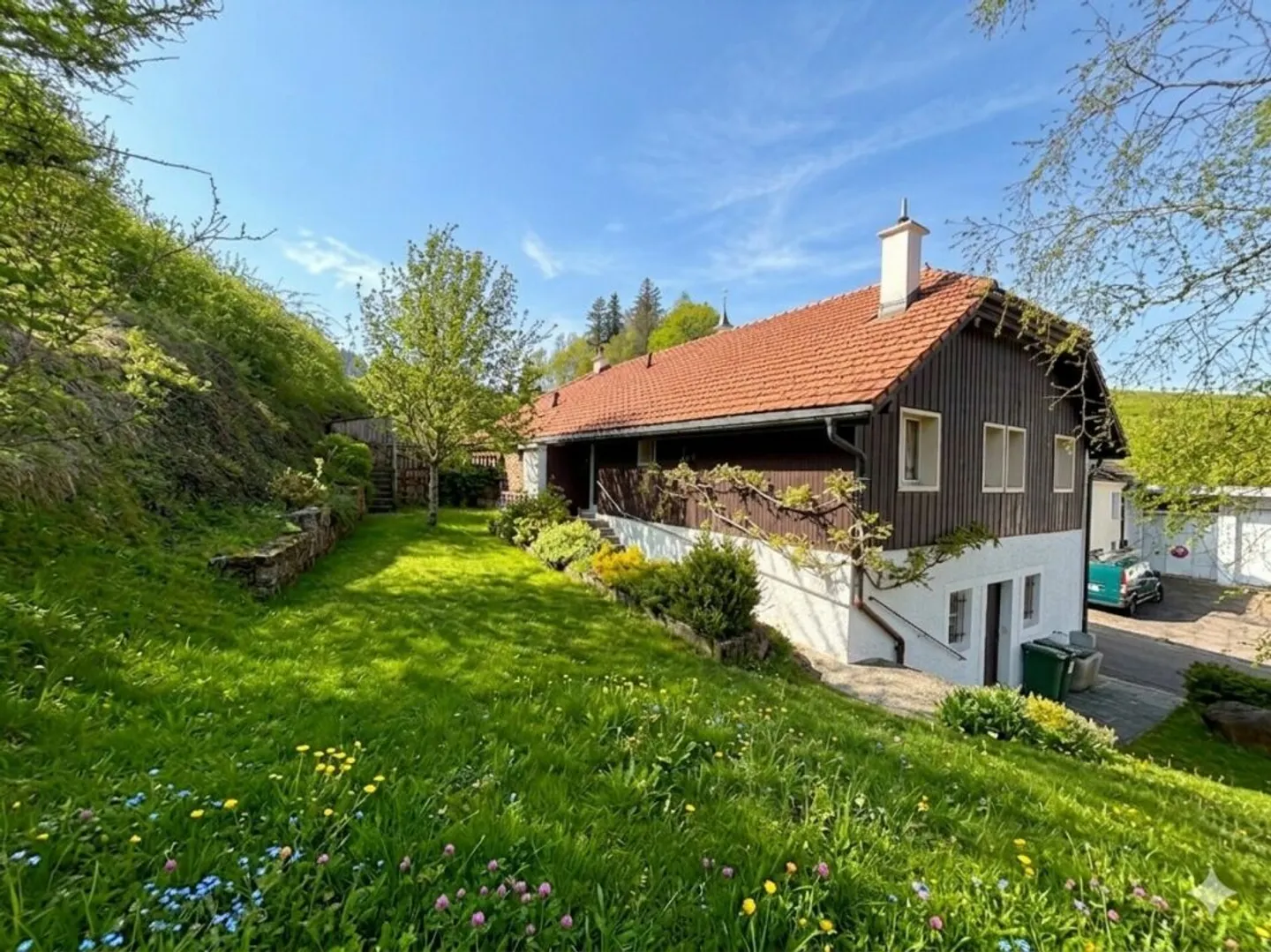 Schönes Familienhaus mit 6 großen Garagen - Foto 2 von 13