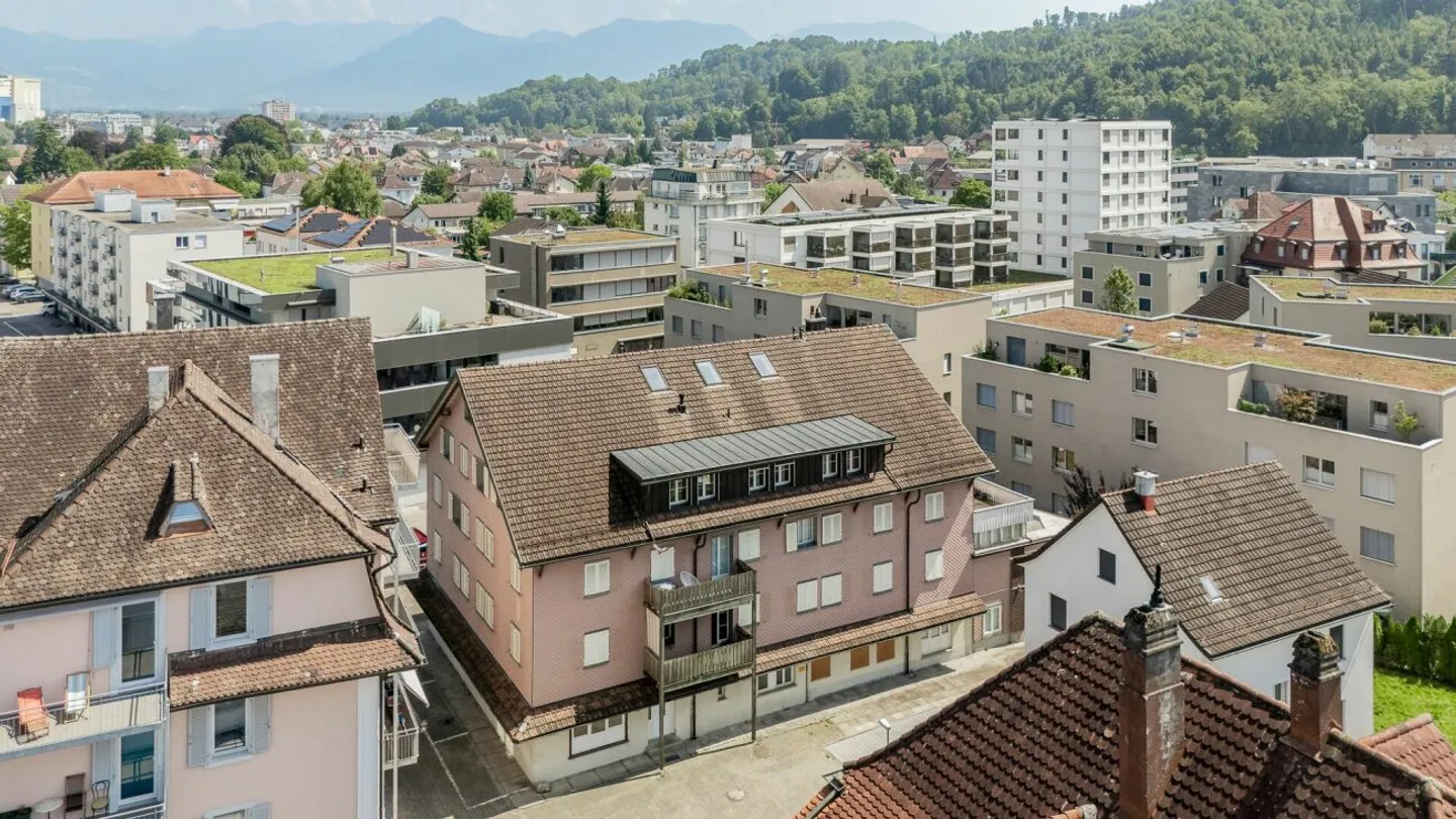 An Top-Lage: Mehrfamilienhaus mit bewilligtem Ausbaupotenzial - Foto 3 von 13