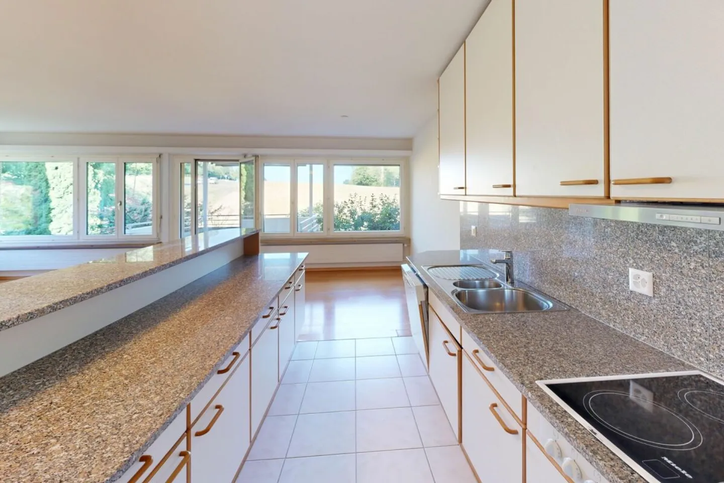 4½-Zr. Wohnung mit Aussicht, Garage und Hallenbad - Foto 9 von 12