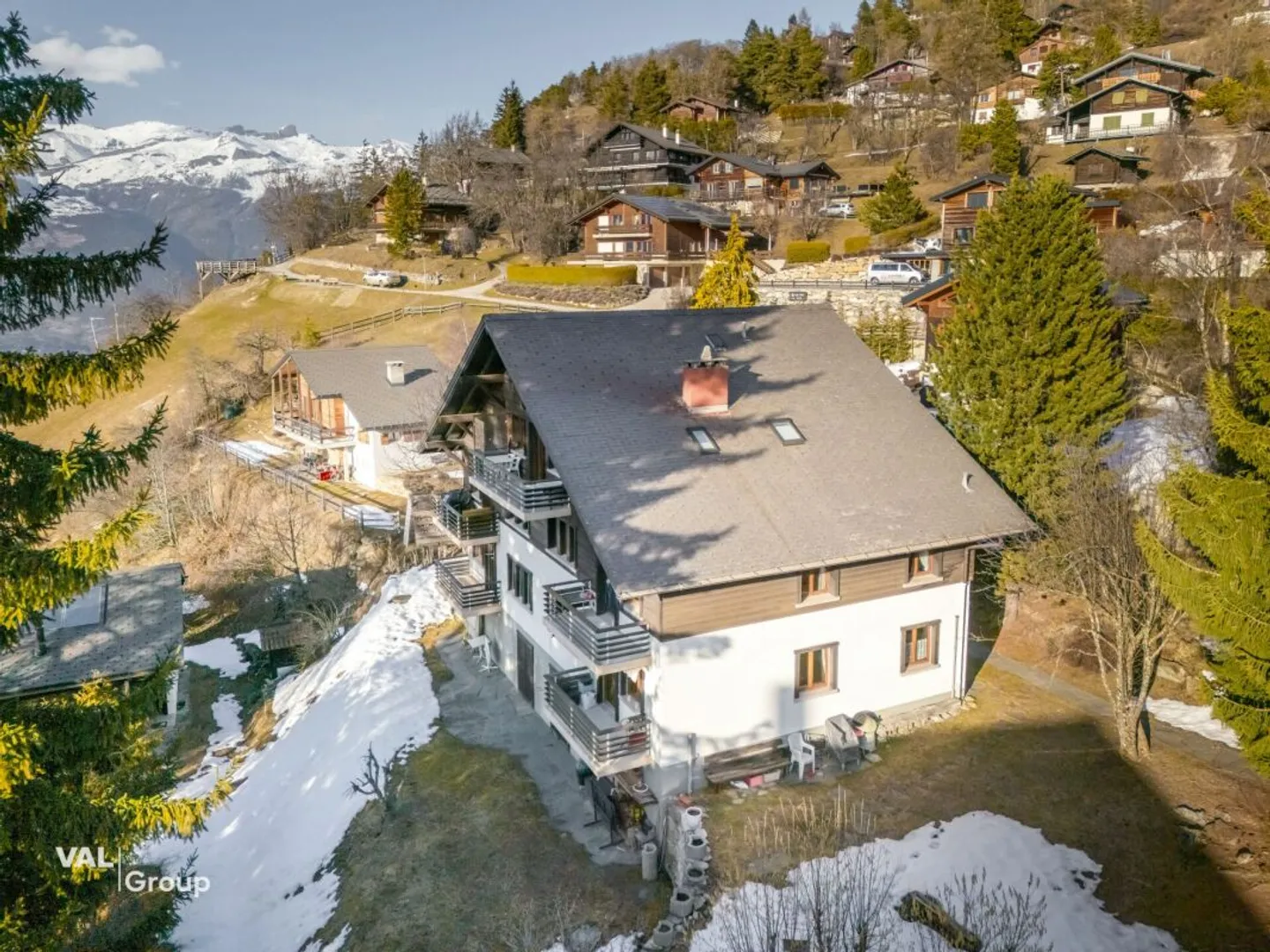 Un cocoon alpino luminoso con camino e vista libera - Foto 12 di 13