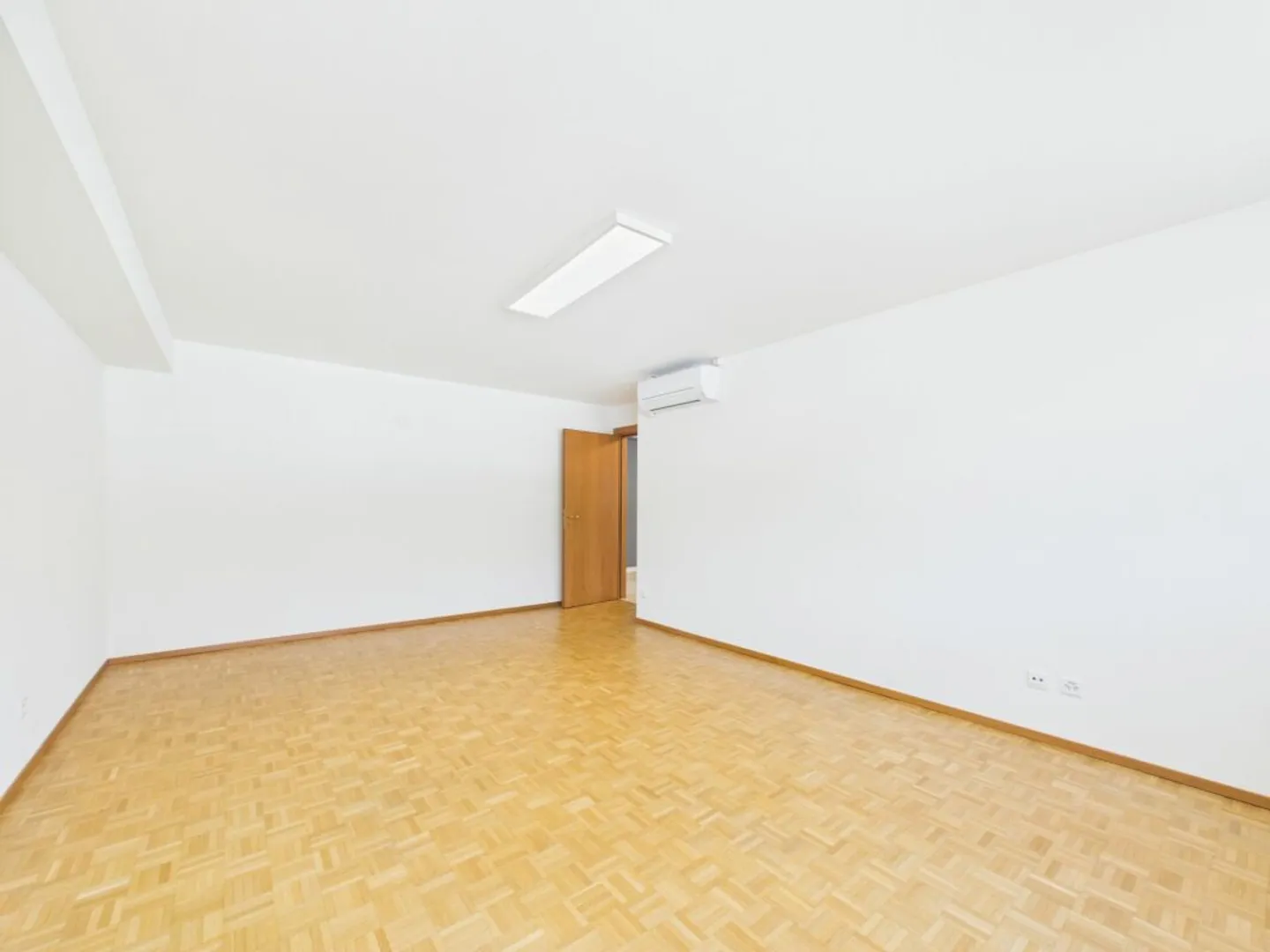 Modern and ready-to-use office with kitchen and private bathrooms - last units available! - Photo 2 of 10