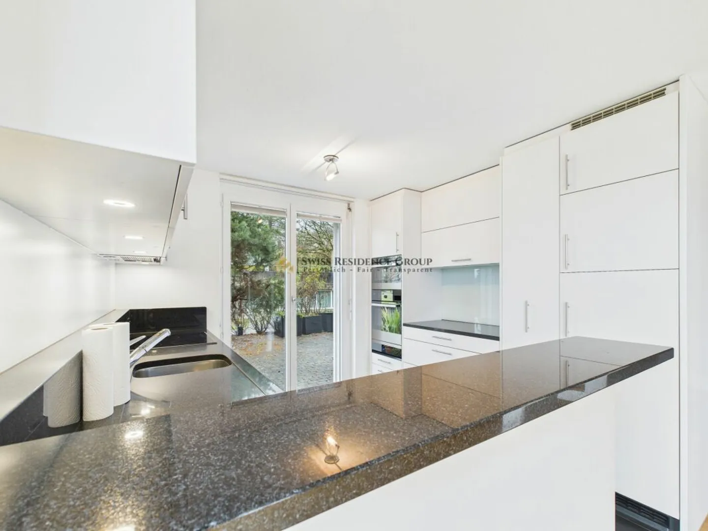 High-quality family residence with garden and unobstructed view of Lake Greifen - Photo 5 of 13