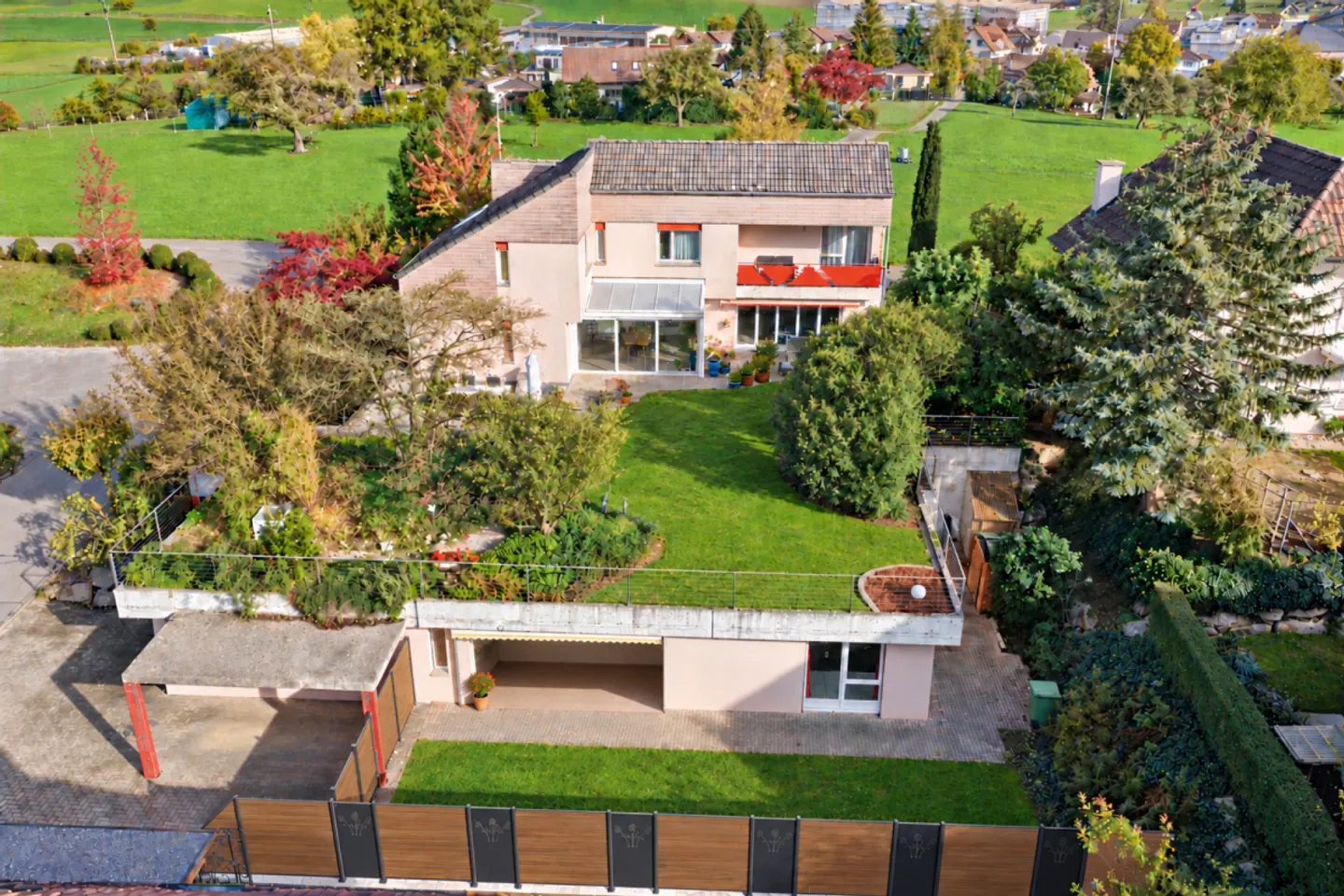 Geräumiges Einfamilienhaus mit Wohnung - Foto 1 von 13