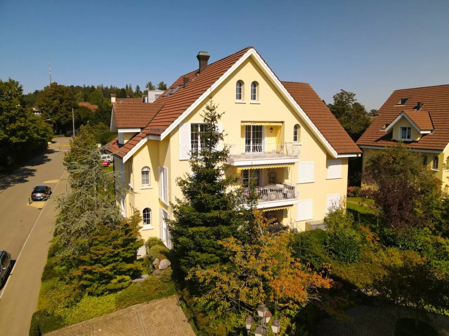 Vivere spazioso in una posizione popolare - Foto 1 di 10