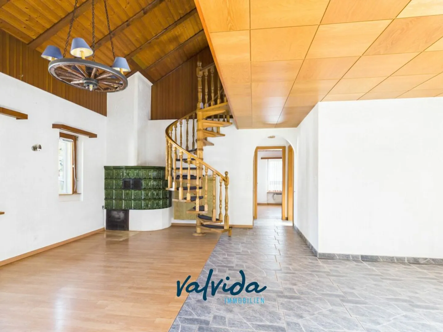 Residential & Commercial Building in Agarn with 5.5-Room Apartment, Retail Space & 1,100 m² Plot - Photo 10 of 13