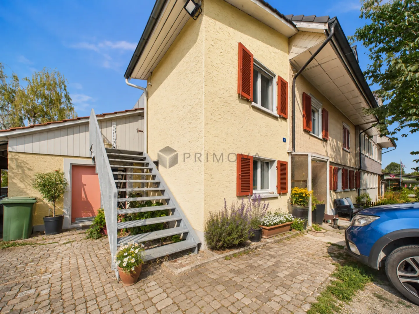 Modernisiertes Zweifamilienhaus mit Weitblick, Doppelgarage und viel Platz - Photo 1 of 13