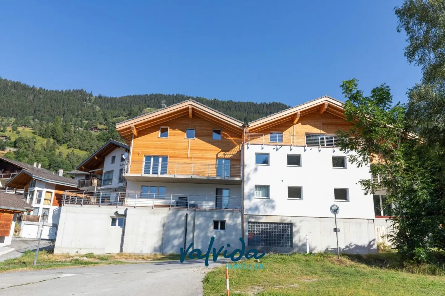 Prime Location in the Ski Resort: 3.5-Room Apartment with Ski-in Comfort - Photo 3 of 10