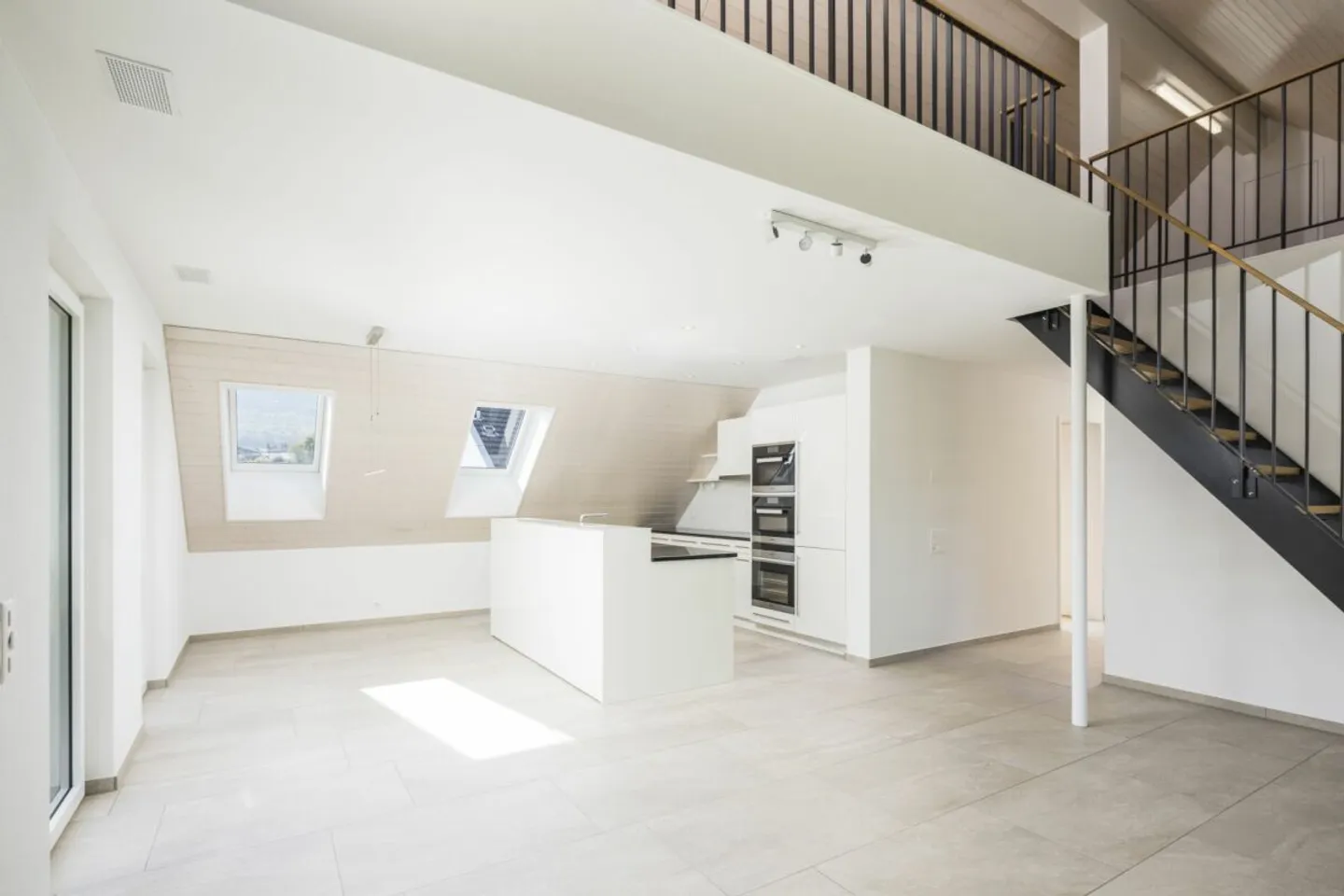 Appartamento da sogno di 3,5 stanze con galleria e balcone - Foto 2 di 13