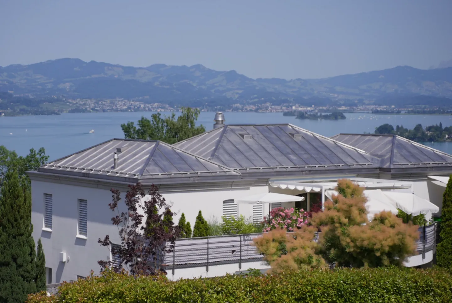 Your personal refuge: The exclusive 9.5-room home with lake view and pool in Richterswil - Photo 2 of 13