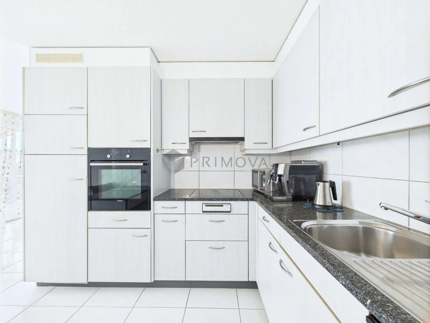 Godere di un ampio spazio abitativo con balcone e disposizione ideale - Foto 7 di 13