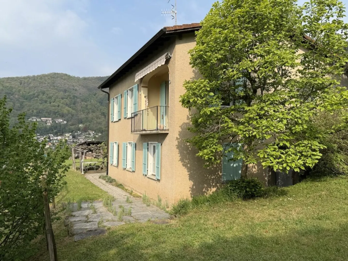 House with a separate apartment and lake view - Photo 1 of 13