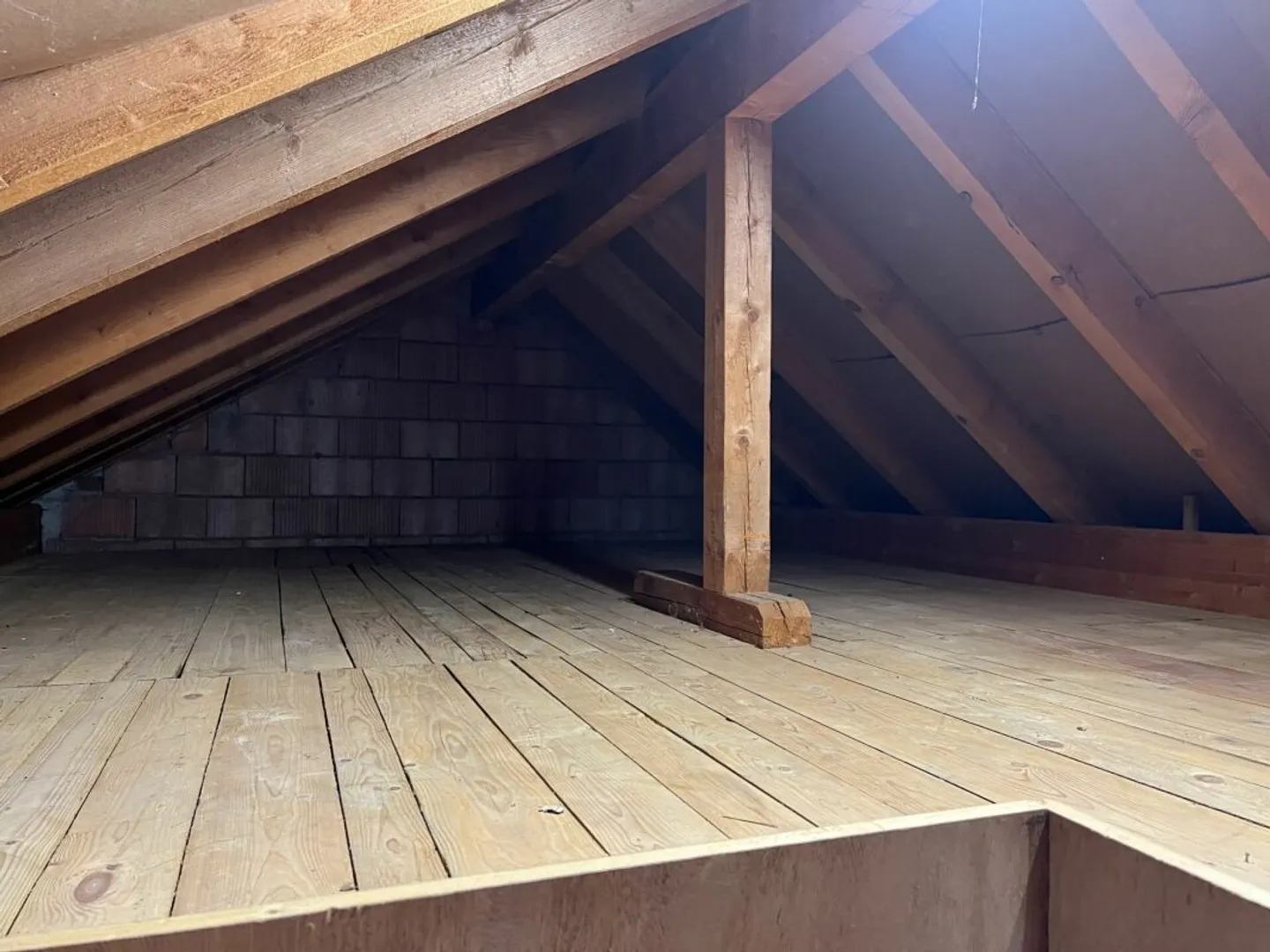 Charming semi-detached house with large garden and plenty of potential in a quiet location in Bözen - Photo 3 of 13