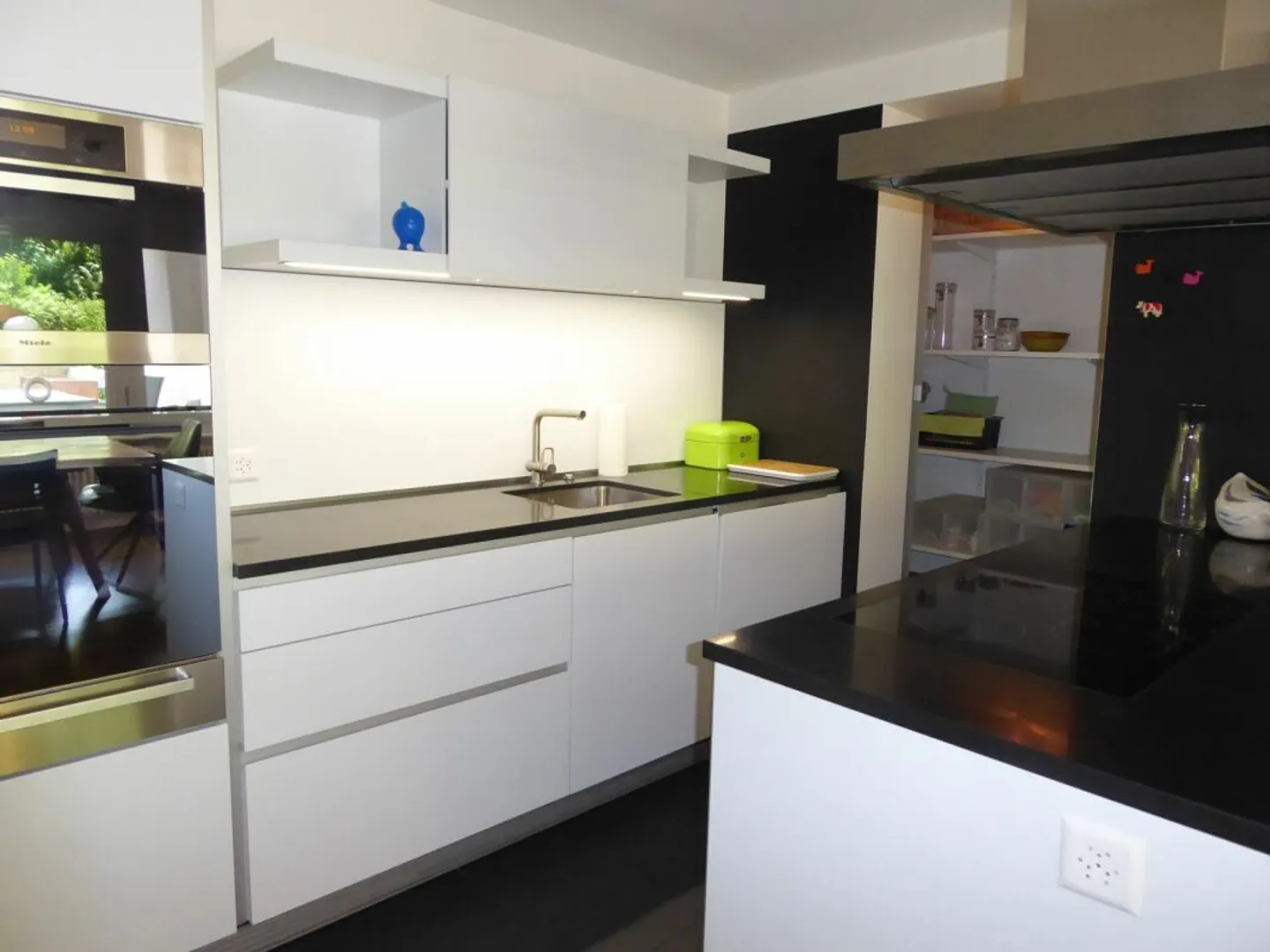 Appartement de vacances spacieux de 4,5 pièces avec balcon, terrasse et deux places de parking souterrain - Photo 8 sur 13