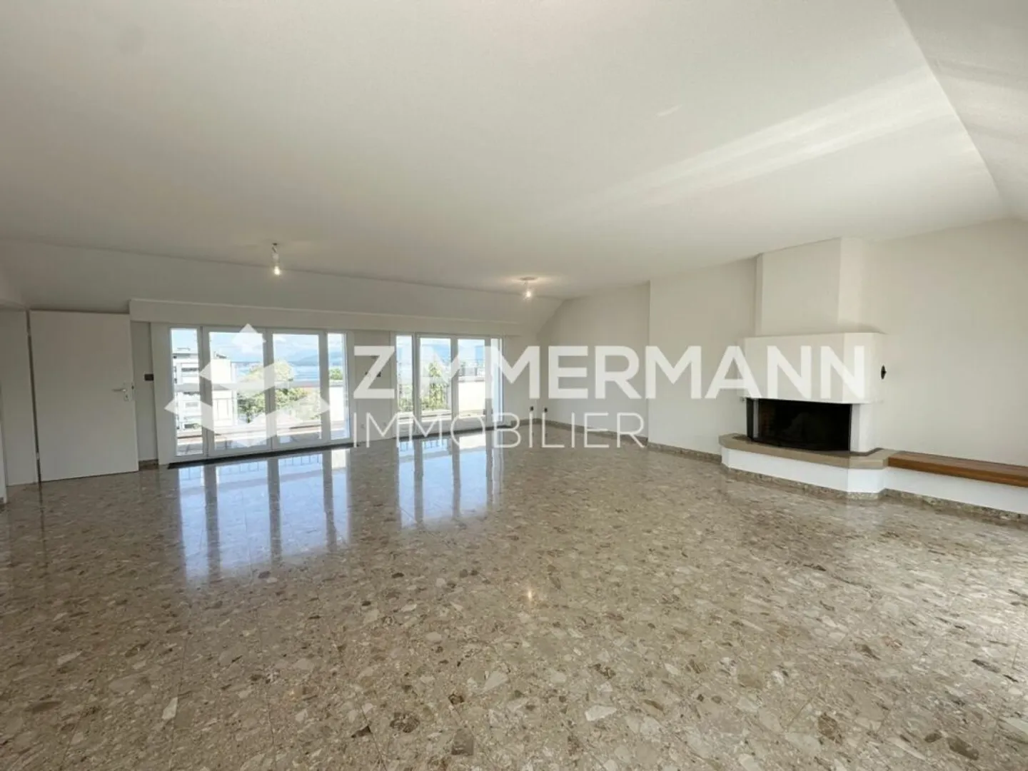 5 pièces en attique avec deux terrasses - Photo 2 sur 12