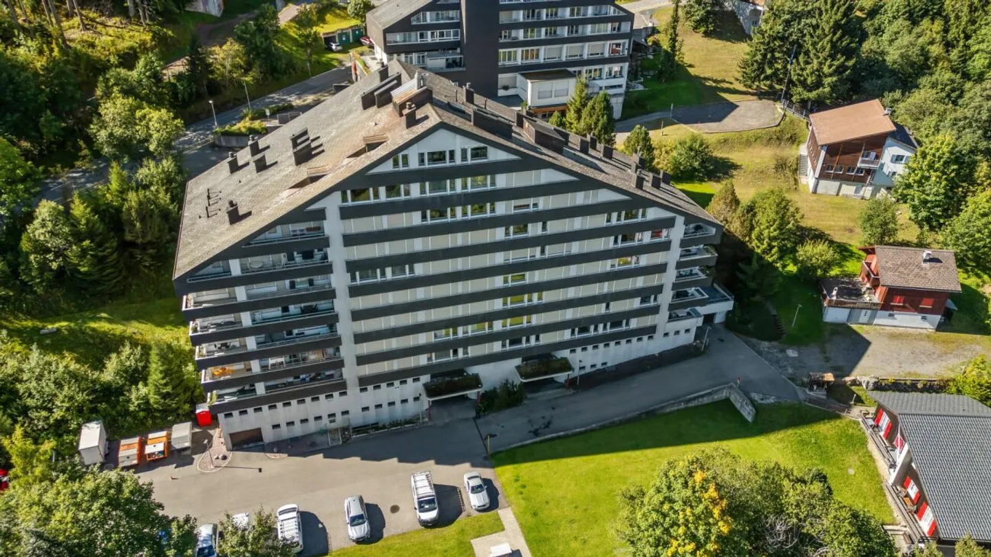 Appartement de vacances spacieux de 4,5 pièces avec balcon, terrasse et deux places de parking souterrain - Photo 1 sur 13