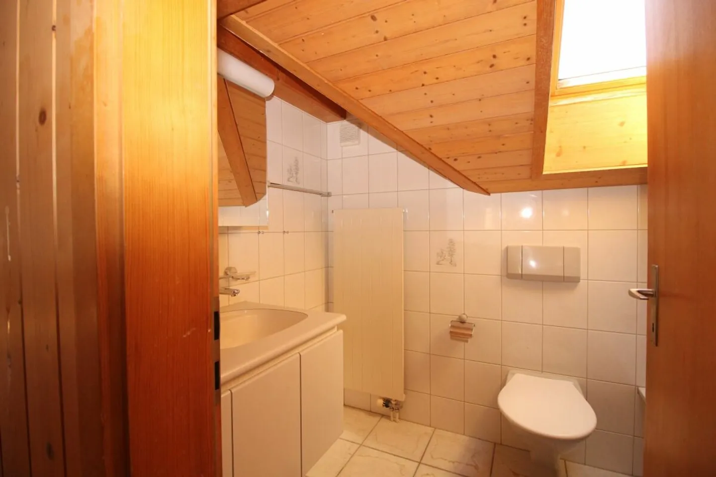 Grosszügige Dachwohnung im 3-Familienhaus - Foto 3 von 7