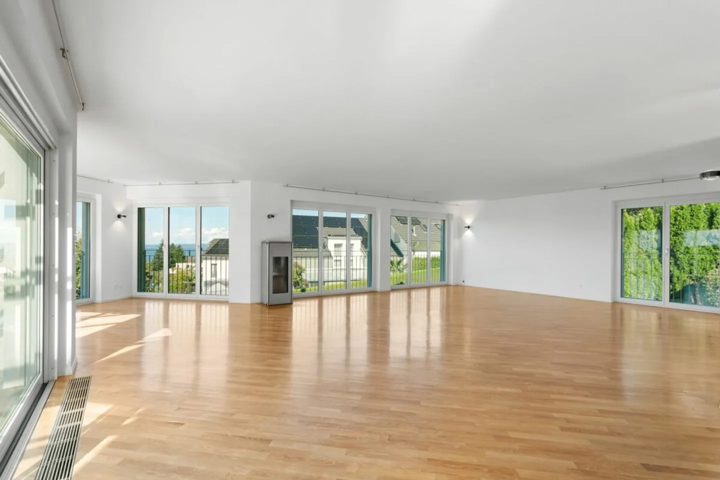 Villa with breathtaking lake view and outdoor pool - Photo 11 of 13