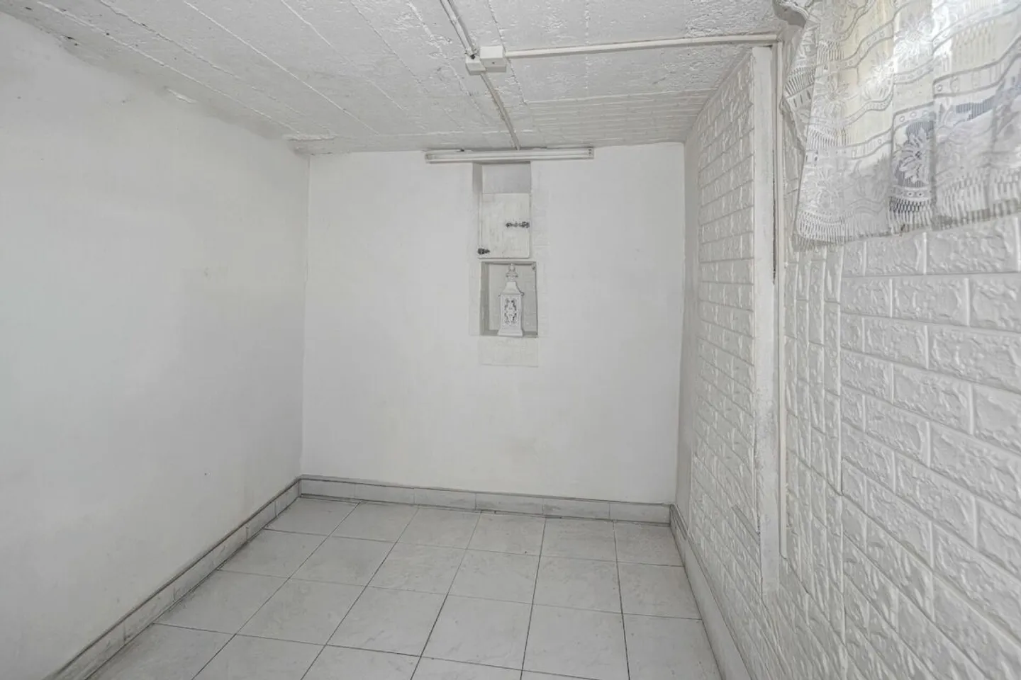 SINGLE-FAMILY HOUSE WITH POTENTIAL - Photo 11 of 12